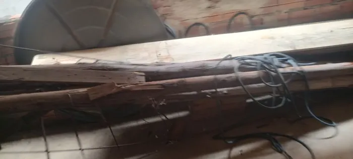Madeira obras e pau de escoramento de coluna ou pizzaria tem corta no tamanho