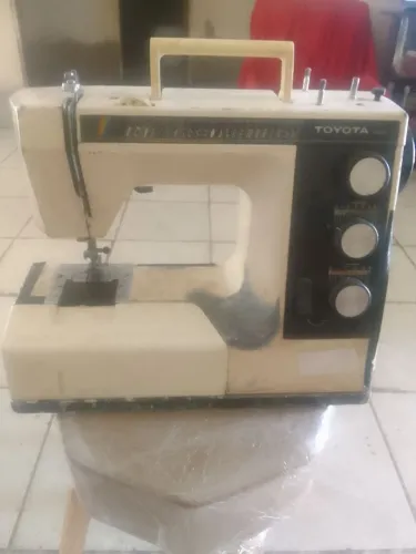 Maquina de costura antiga toyota