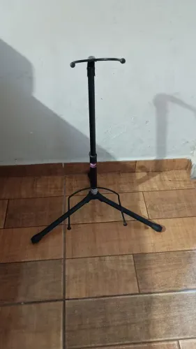 suporte de chão para  violão  possui estrutura de aço e ajuste