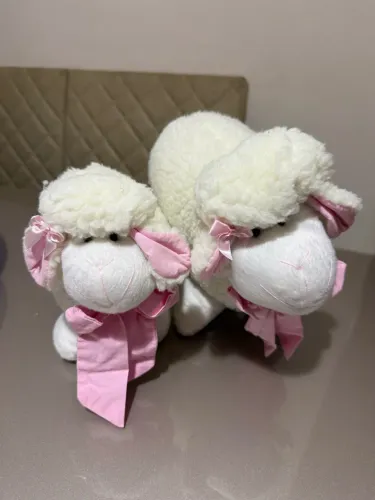 Dupla de ovelhas para decoração ou brinquedo infantil