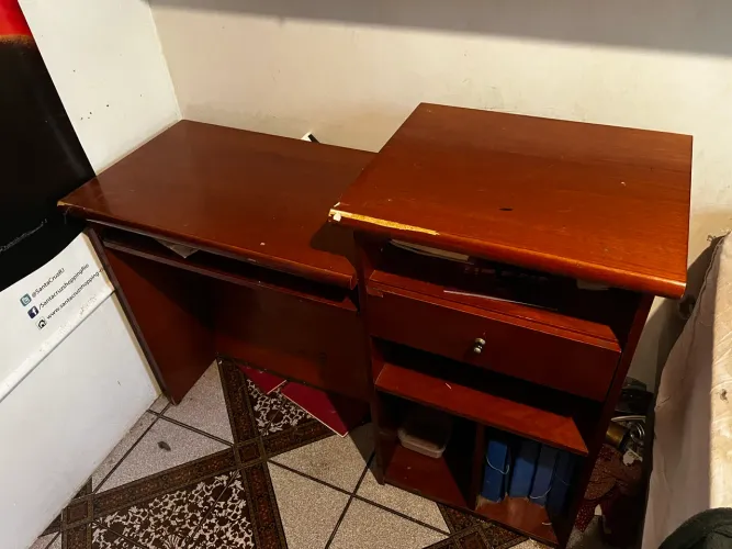 Escrivaninha antiga com estrutura ótima 