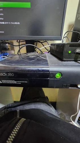 Xbox 360 em perfeito estado com jogos mas sem controles