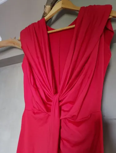 Vestido vermelho novo decote profundo