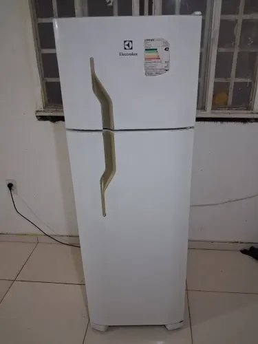 Geladeira Duplex, usada mas gelando e congelando normalmente. Entrego.