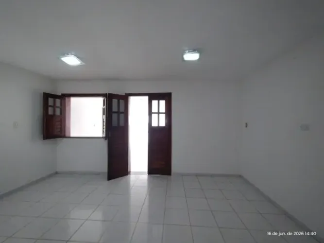 Centro: térreo, garagem, 3/4, sendo 01 suíte, quintal