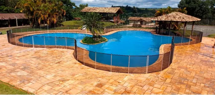 Cercado removível de proteção para piscinas