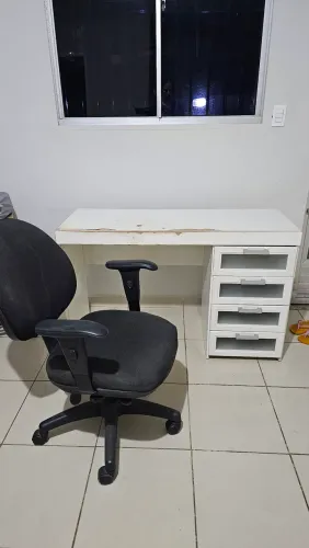 Escrivaninha e cadeira