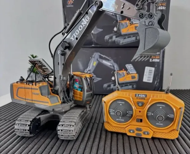 Escavadeira RC 11 Canais | Controle Remoto 2.4GHz | Som e Luz Realistas