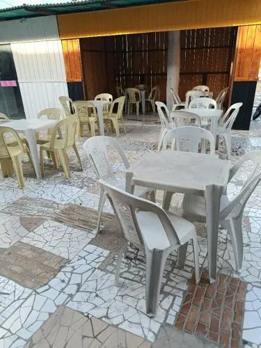 Kit Mesas e Cadeiras Plásticas Reforçadas - Ideal para Bares e Lanchonetes