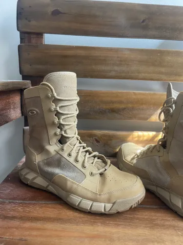 Oakley Coyote Boot na cor Deserto (Desert)