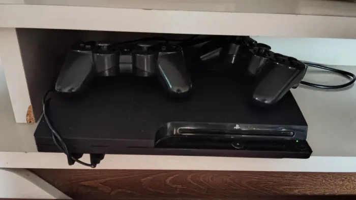 PS3 desbloqueado com vários jogos dos controles sem fio com HEN instaldo