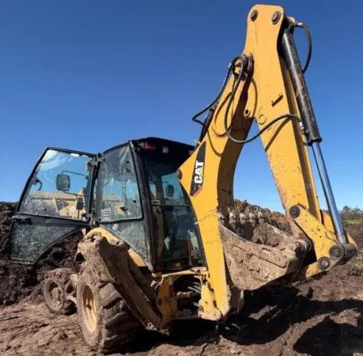 Retroescavadeira 416E Caterpillar, Ano 2013