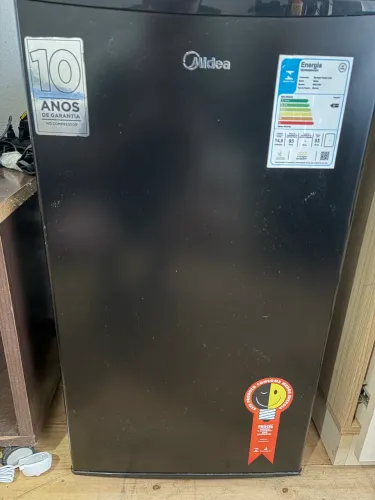 Frigobar Midea 93 litros Black Edition