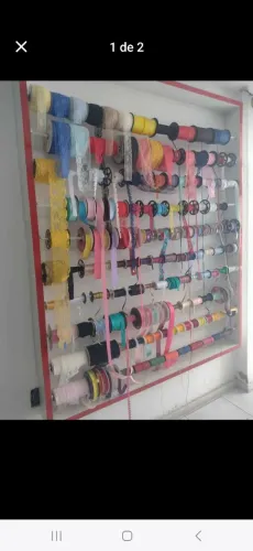 Expositor grande de linhas, elásticos e fitas ou papeis