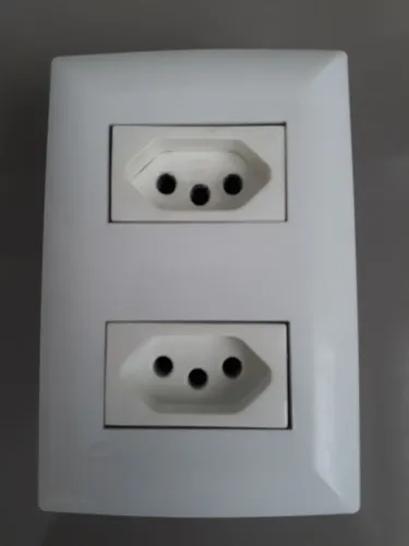 04 tomadas e 01 espelho