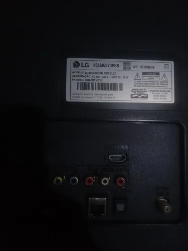 TV Smart LG 43LM630PSB liga mas está com o display quebrado.