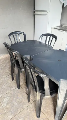 Mesas e cadeiras de plástico