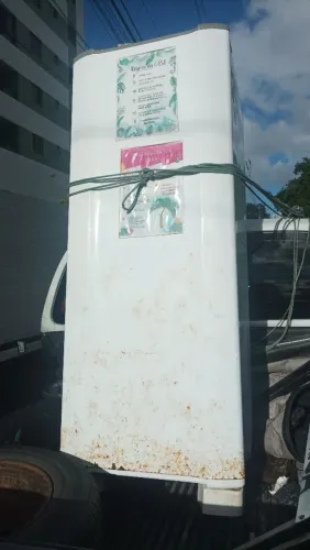 Geladeira degelo com gás novo com alguns ferrugem . Esmaltec