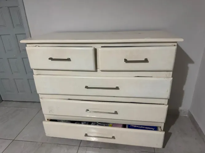 CÔMODA USADA DE MADEIRA R$ 800,00