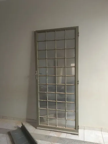 Porta de metal resistente