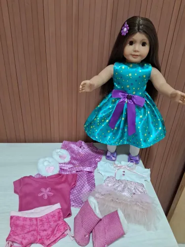 Boneca american gilr com roupinhas