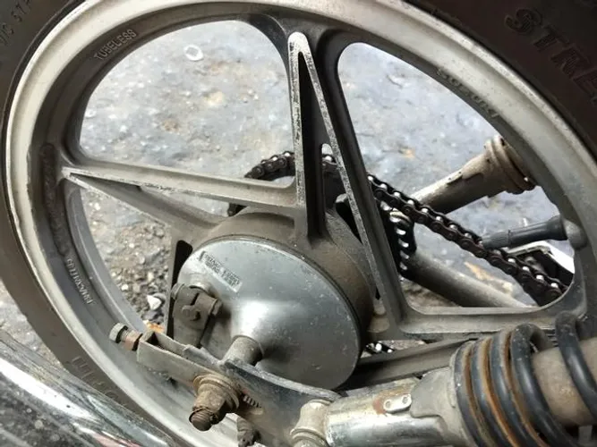 Roda traseira da Suzuki yes