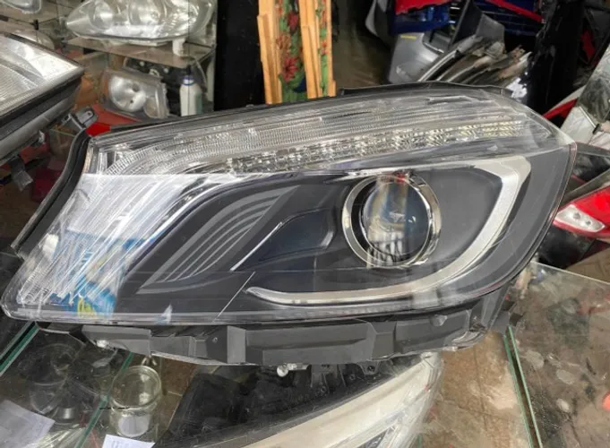 farol Mercedes a200 2015  cada lado 
