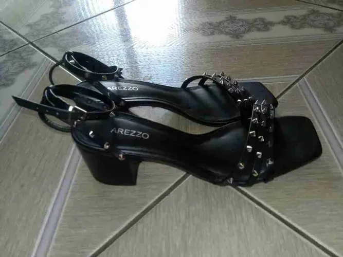 Uma linda sandalia arezzo n 36