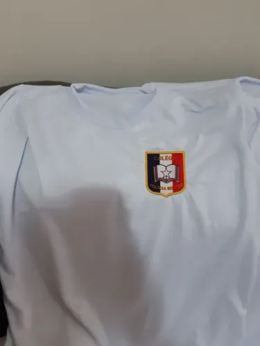 Camisa branca para colégio cmpm com bordado