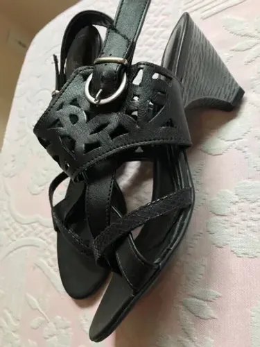 Sandália feminina, marca crysalis, com lindo detalhe, salto médio 7 cms, cor pr