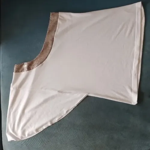 Blusa feminina branca com paete prata em malha e preta em crepe