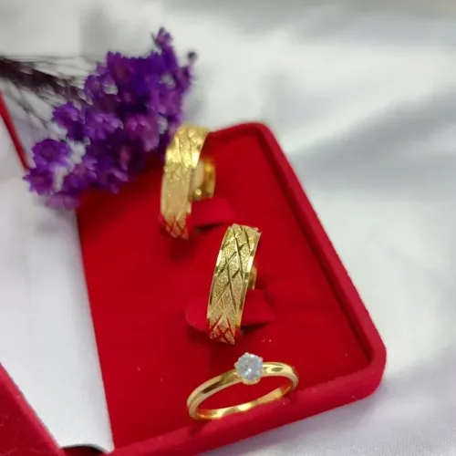 Par de aliança em aço inoxidável banhado a ouro de compromisso 