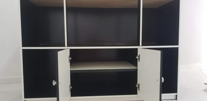 Rack de madeira preto e branco