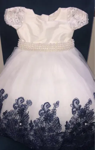 Vestido de renda branco com detalhes em azul marinho para bebê