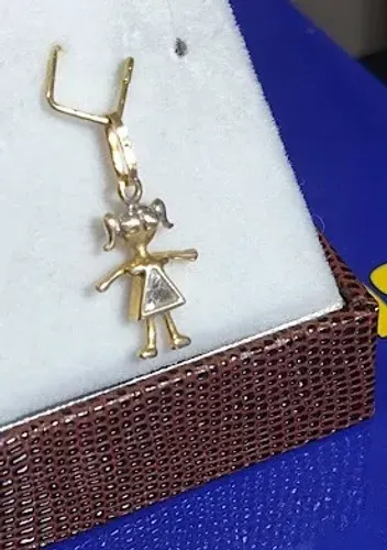 Pingente Menina Sai Pedra Zircônia Triângulo Ouro 18 Kilates 0.80 Grama 16 mm