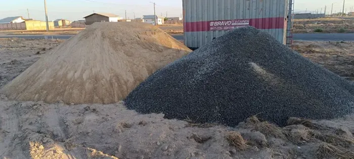 Areia Barro Seixo Brita  Tijolo Cimento