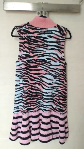 Vestido de lã e crochê marca Kenzo, França. Gola alta, sem mangas