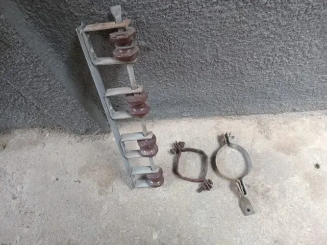 vende-se uma haste com 4 isoladores e 2 abraçadeiras com parafusos para poste