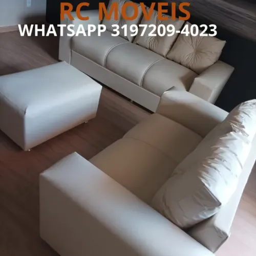 Sofá de Couro Sintético 3 e 2 Lugares + Puff - Resistência e Estilo para sua Sala