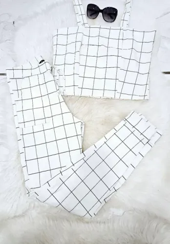 Conjunto cropped e calça xadrez branco tam m