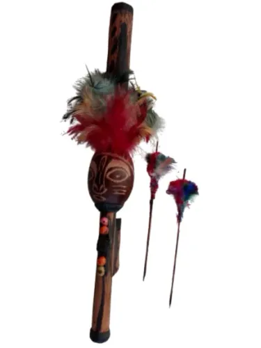 Escultura artesanal em madeira com penas - decoração étnica (34 cm)
