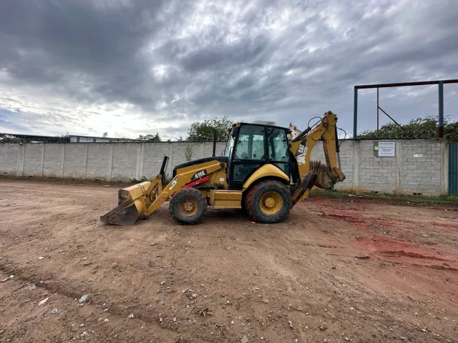 Retroescavadeira Caterpillar 416E 2014 4X4 