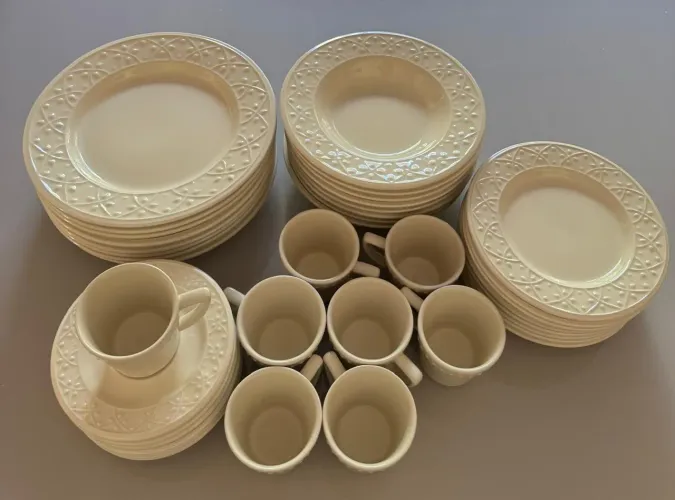 Jogo de jantar completo em porcelana