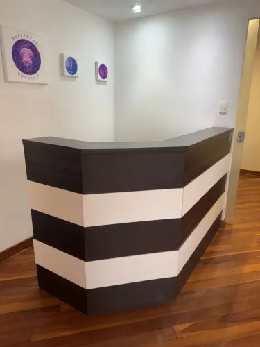 Balcão de Escritório / Recepção Moderno
