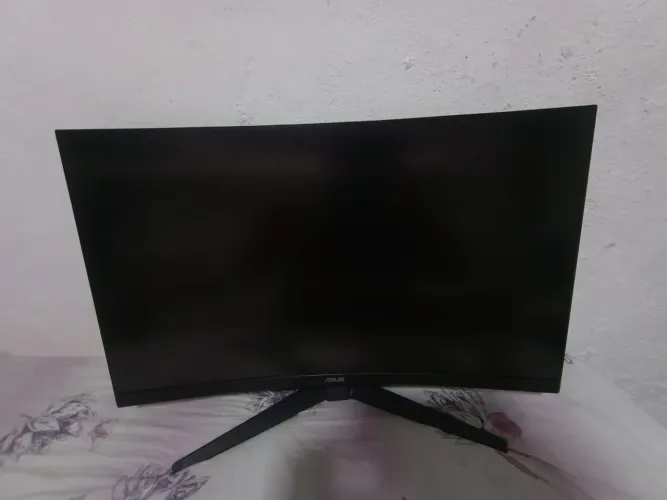 O MONITOR GAMER ASUS TUF 31.5" QHD, 165Hz, 1ms, HDR, FreeSync Premium, Som Integrado.