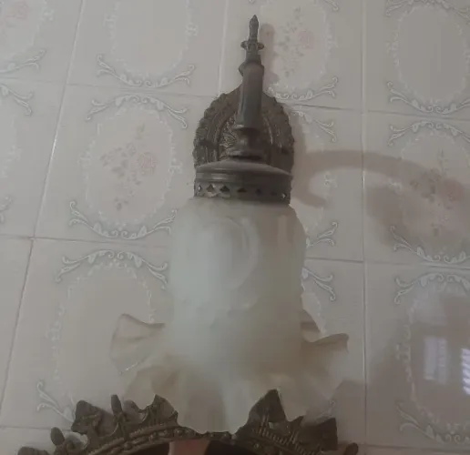 Luminária antiga de parede, em bronze maciço e cúpula de vidro