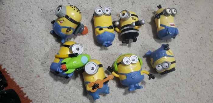 Bonecos do minions, cada um com movimento diferente
