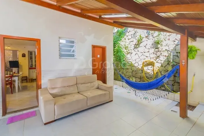 Casa residencial semi mobiliada com 05 dormitórios