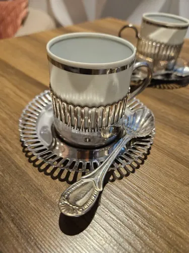 Xícara de café em prata com colheres de prata 