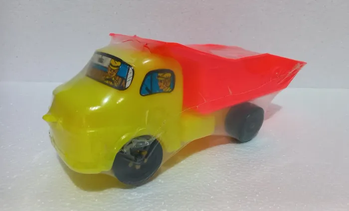 Caminhão de brinquedo antigo Mercedes Benz Caçamba 
